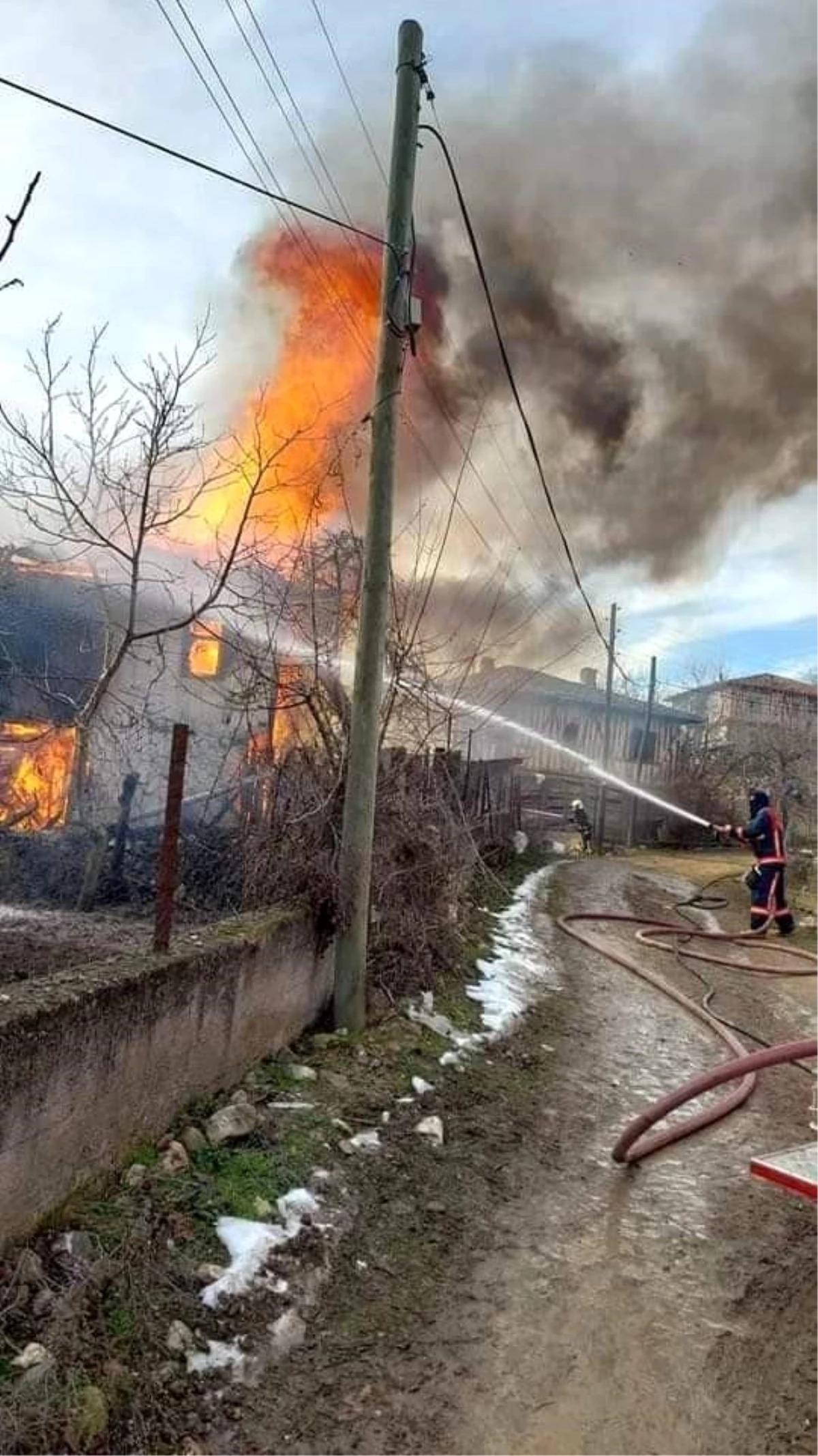 Kastamonu\'da altında ahır bulunan ahşap ev yandı, 3 büyükbaş hayvan telef oldu