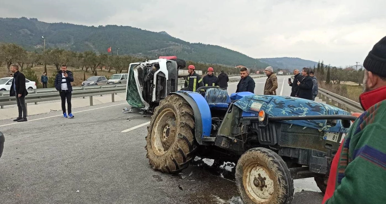 Manisa\'da traktör, kamyonetle çarpıştı: 3 yaralı