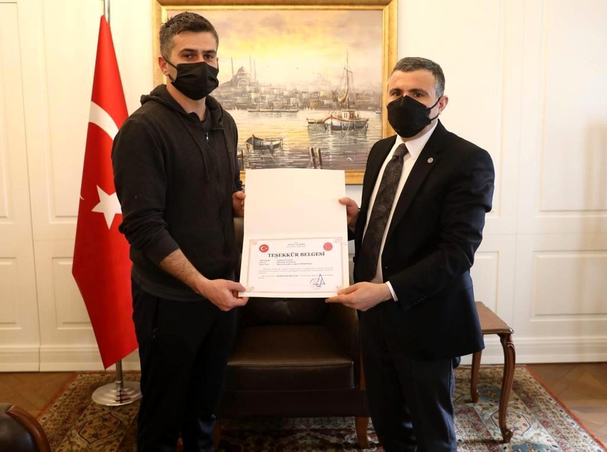 Özel öğrencilerle ilgilenen antrenöre teşekkür belgesi verildi