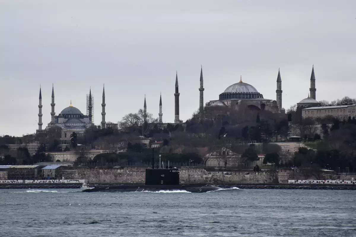 Rus denizaltısı İstanbul Boğazı'ndan geçti