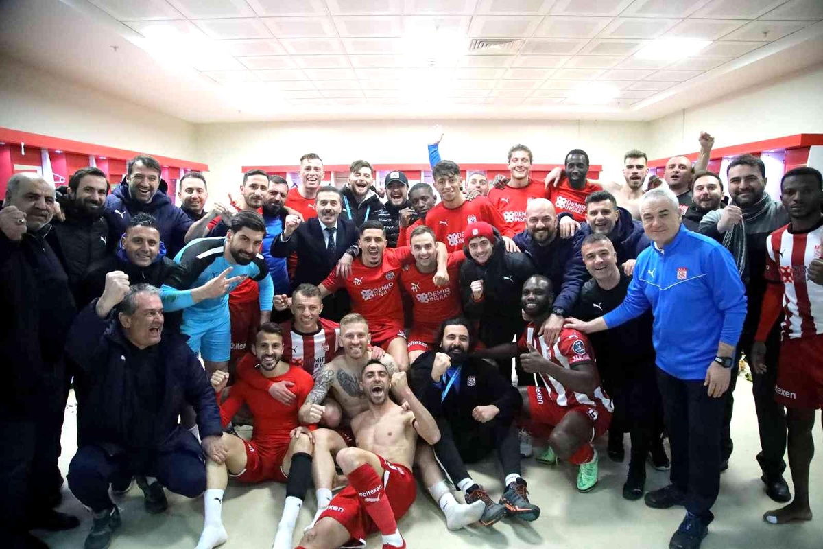 Sivasspor\'dan soyunma odasında galibiyet pozu!