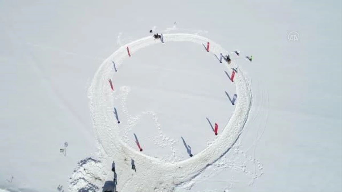 Sporcular karda "atlı snowboard" yaptı