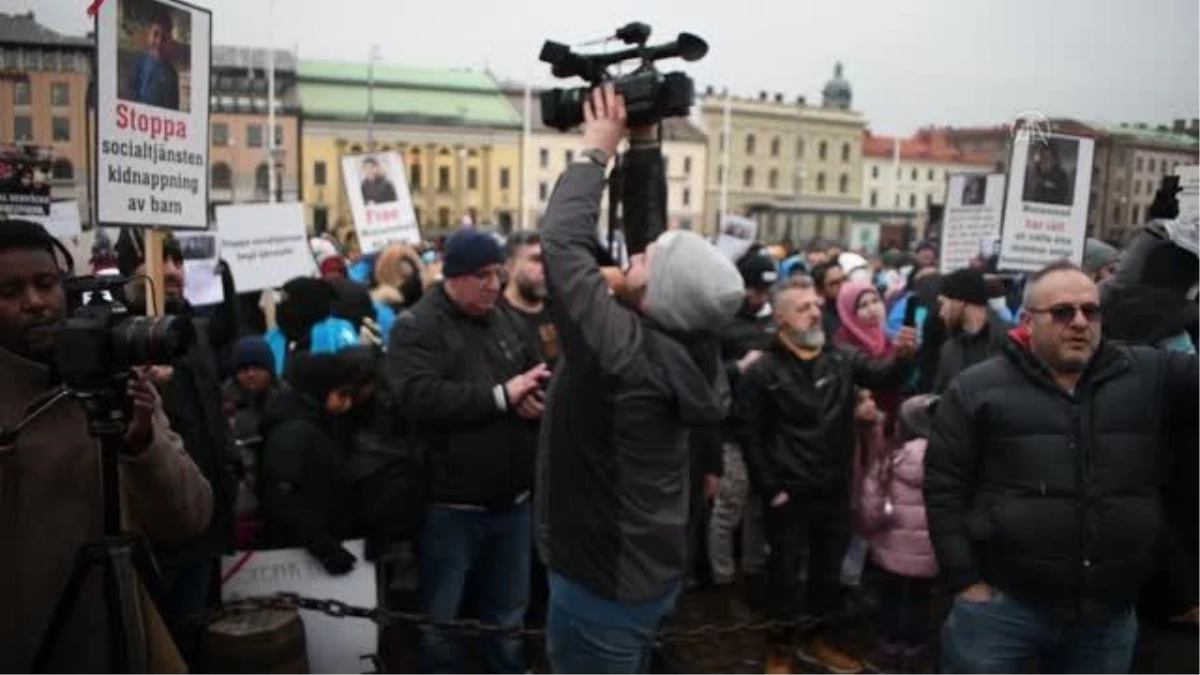 STOCKHOLM - İsveç\'te çocukları ellerinden alınan Müslüman ailelerden gösteri