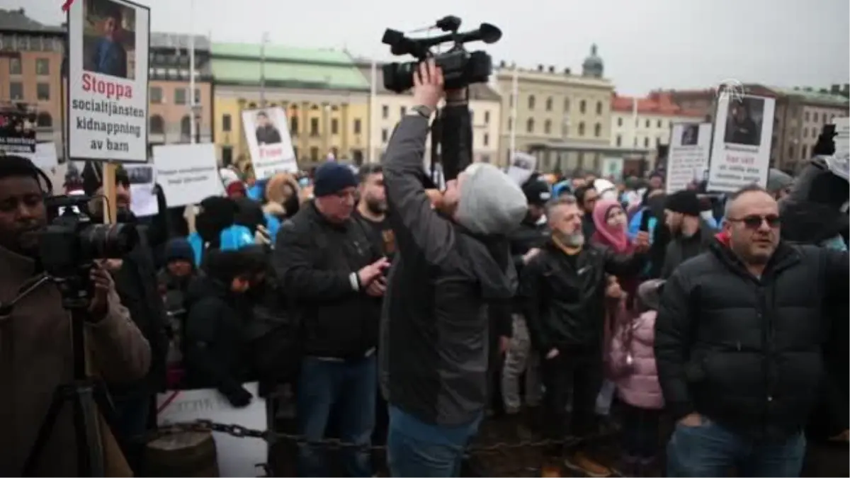 STOCKHOLM - İsveç\'te çocukları ellerinden alınan Müslüman ailelerden gösteri