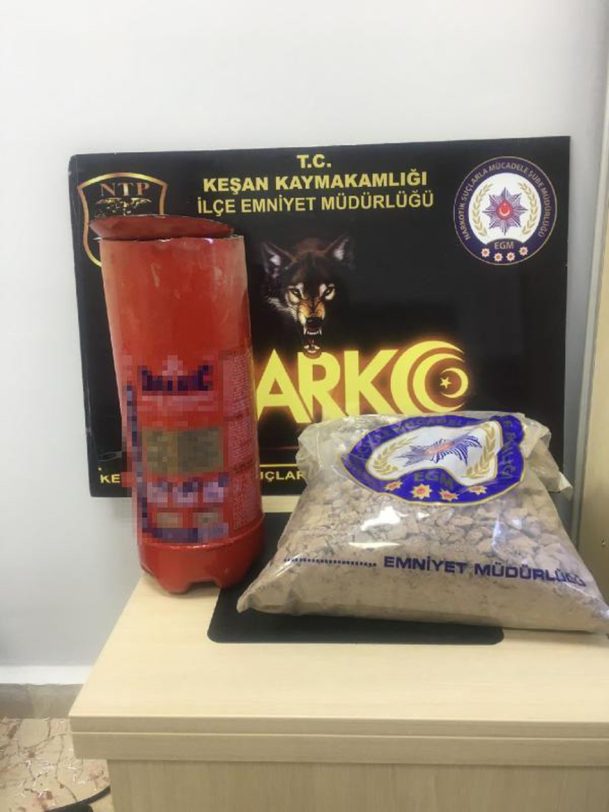 Taksideki yangın söndürme tüpünde 4 kilo eroin ele geçirildi, sürücü tutuklandı