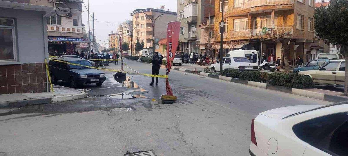 Tartıştığı kişiyi başından vurdu