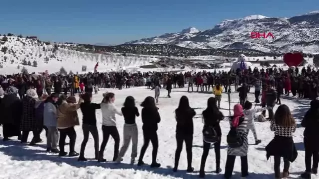 TOROSLAR 2'NCİ KAR FESTİVALİ'NİN İKİNCİ GÜNÜNDE COŞKU ARTTI