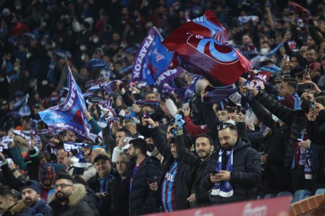 Trabzonspor-Konyaspor maçında korkutan olay! Heyecandan kalbi durdu, apar topar hastaneye kaldırıldı