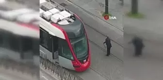 Son dakika haberleri! Tramvayın altına giren kuşu sopayla çıkarmaya çalıştı... O anlar kamerada