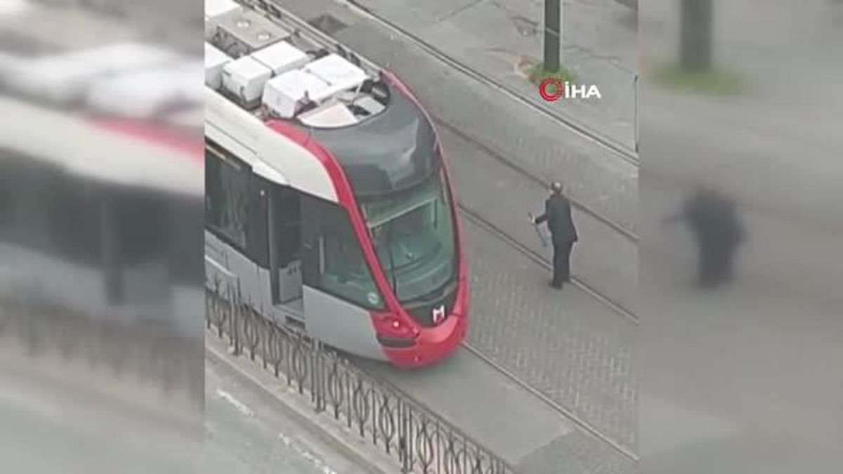 Son dakika haberleri! Tramvayın altına giren kuşu sopayla çıkarmaya çalıştı... O anlar kamerada