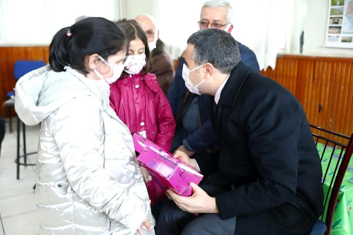 Vali Atay, hem vatandaşı dinledi hem de çocuklara hediyeler verdi
