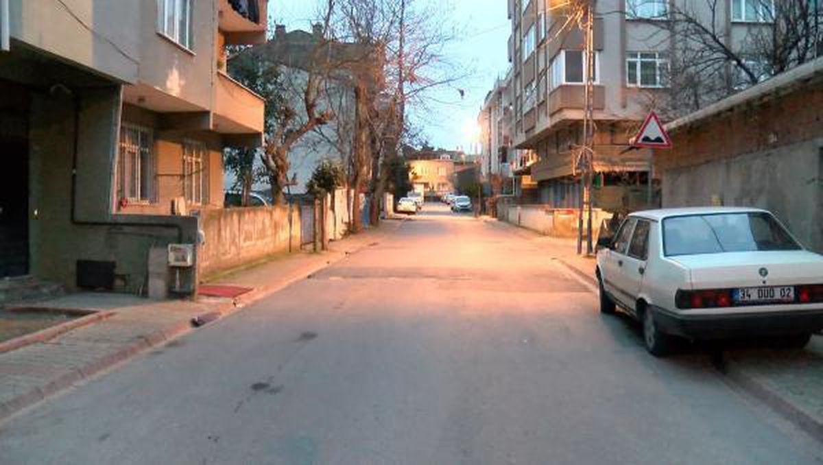 Yengesine evinin önünde kurşun yağdırdı