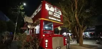 YENİ DELHİ - Hindistan'da çift katlı otobüs, Sevgililer Günü için dekore edildi