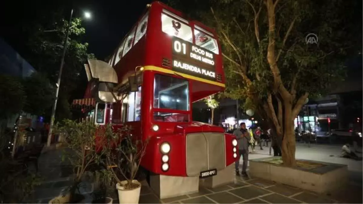 YENİ DELHİ - Hindistan'da çift katlı otobüs, Sevgililer Günü için dekore edildi