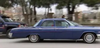 (YENİDEN)Sevgililer günü için klasik arabalarıyla 'sevgi konvoyu' yaptılar