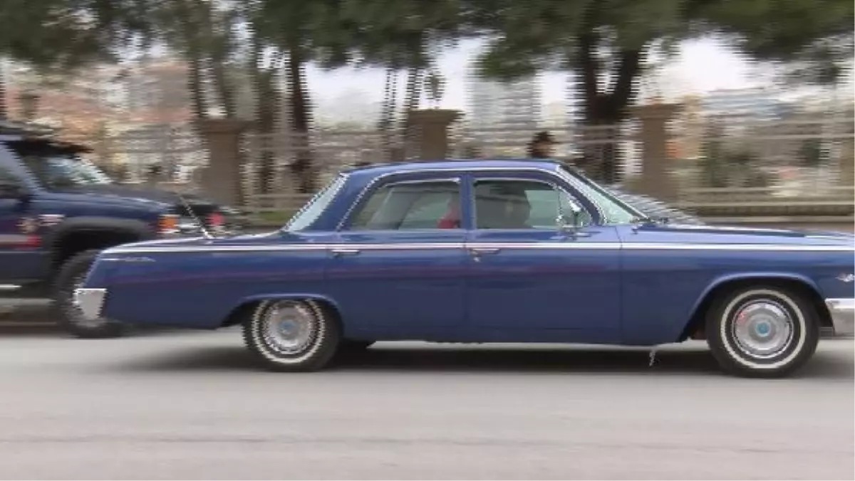 (YENİDEN)Sevgililer günü için klasik arabalarıyla 'sevgi konvoyu' yaptılar