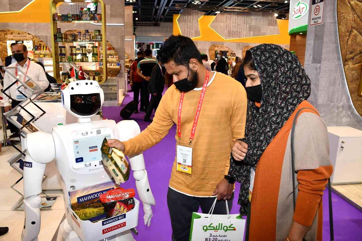 Altunkaya\'nın markalarını yapay zekalı robot tanıttı