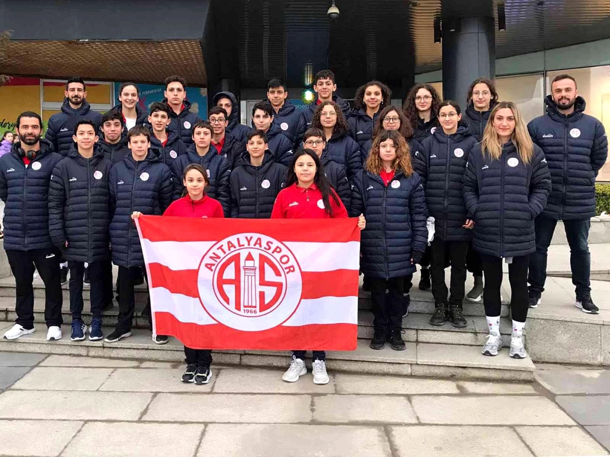 Antalyasporlu 14 yüzücü milli takım gelişim kampına seçildi