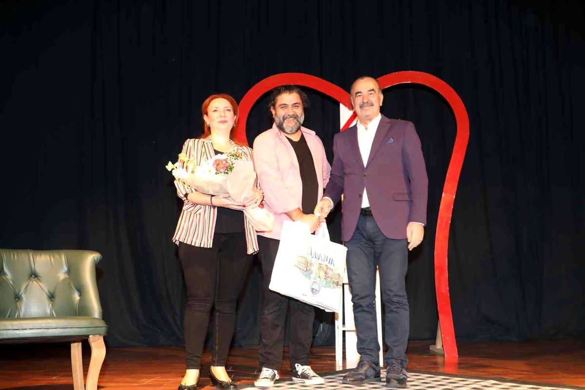 \'Aşk 1 şey değildir\' sevgililer gününe özel Mudanya\'da sahnelendi