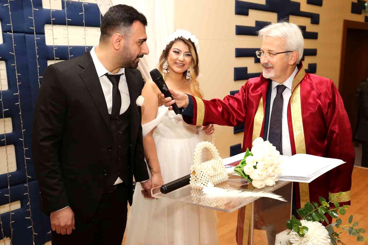 Başkan Erdem'den evlenen çiftlere 14 Şubat sürprizi