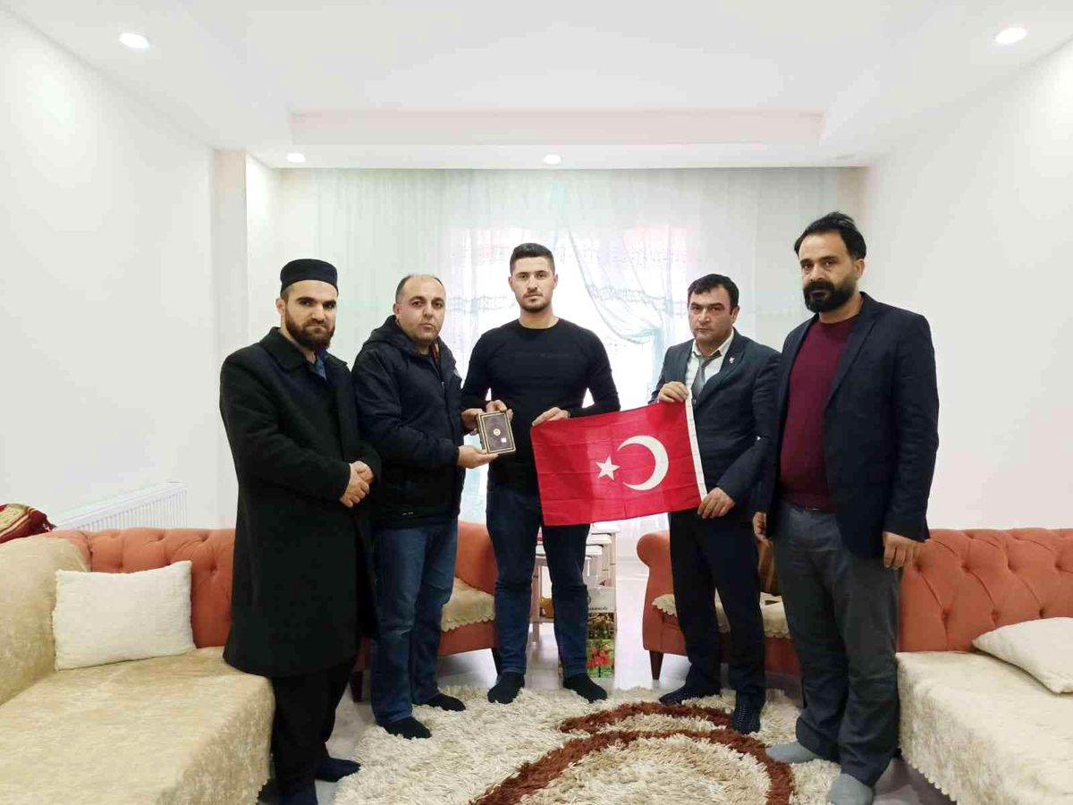 Son Dakika | Batman\'da şehit çocuklar anıldı, aileye Türk bayrağı ve Kur\'an-ı Kerim hediye edildi