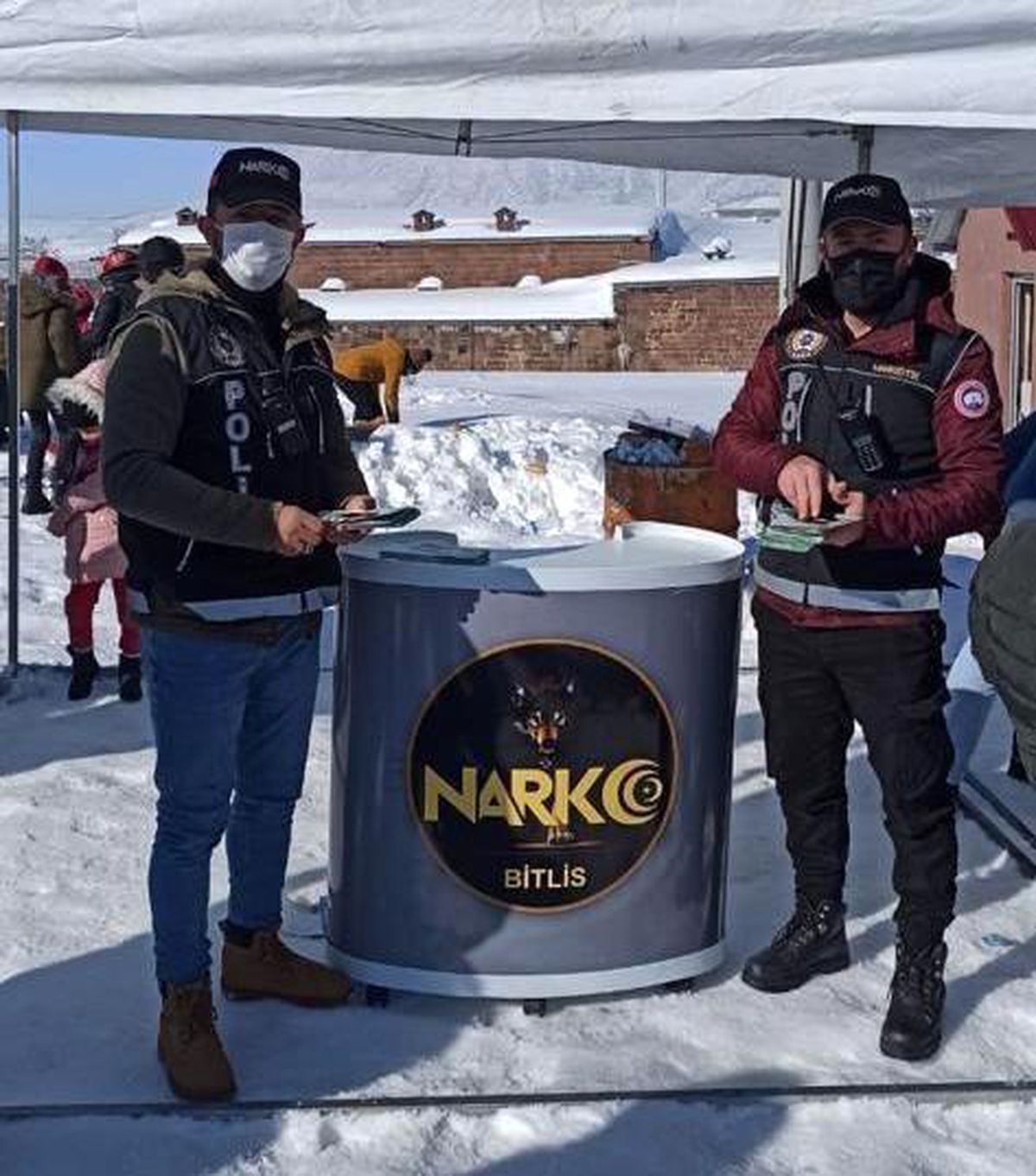 Bitlis\'te uyuşturucu kullanımına karşı broşür dağıtıldı