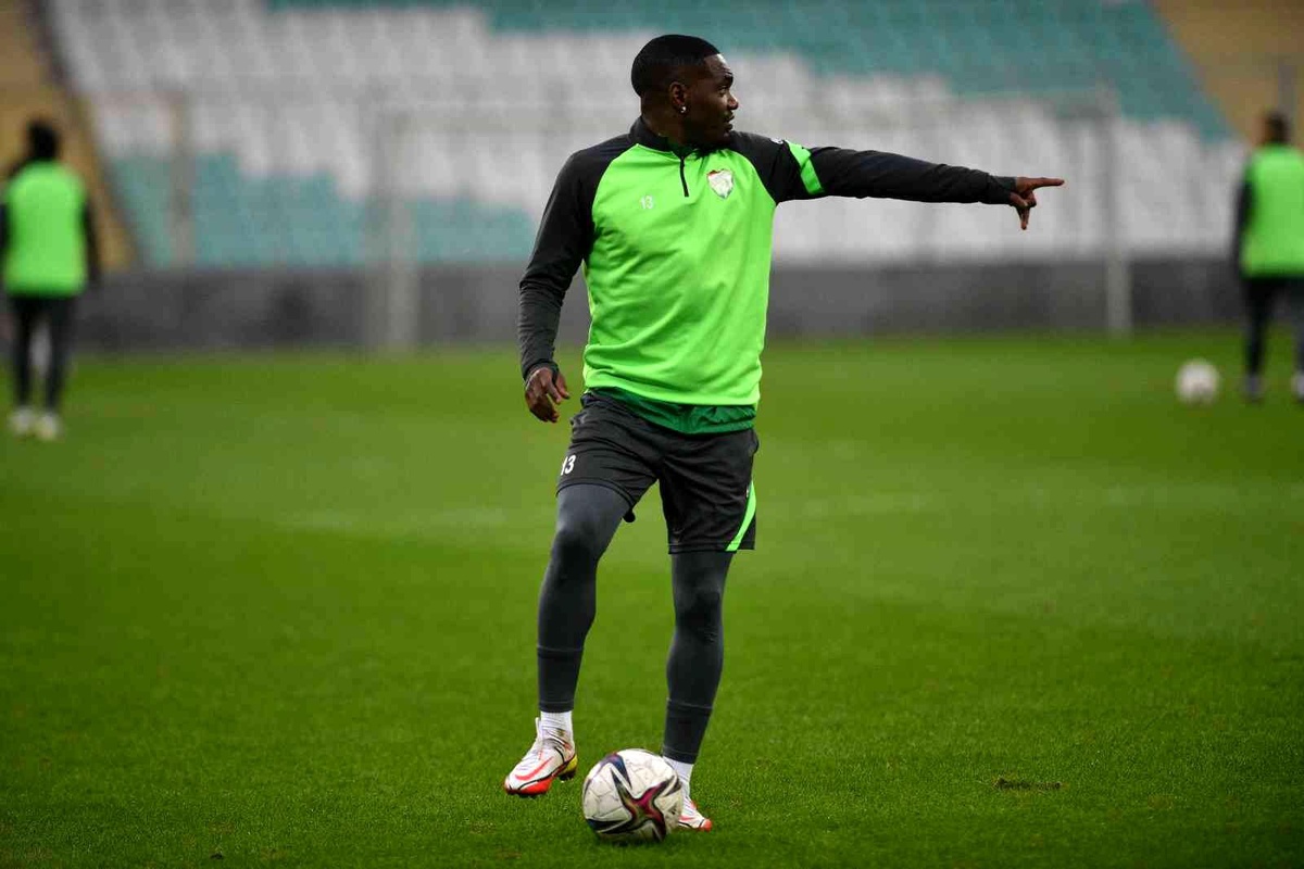 Bursaspor, Tuzlaspor maçının son antrenmanını Timsah Park\'ta yaptı