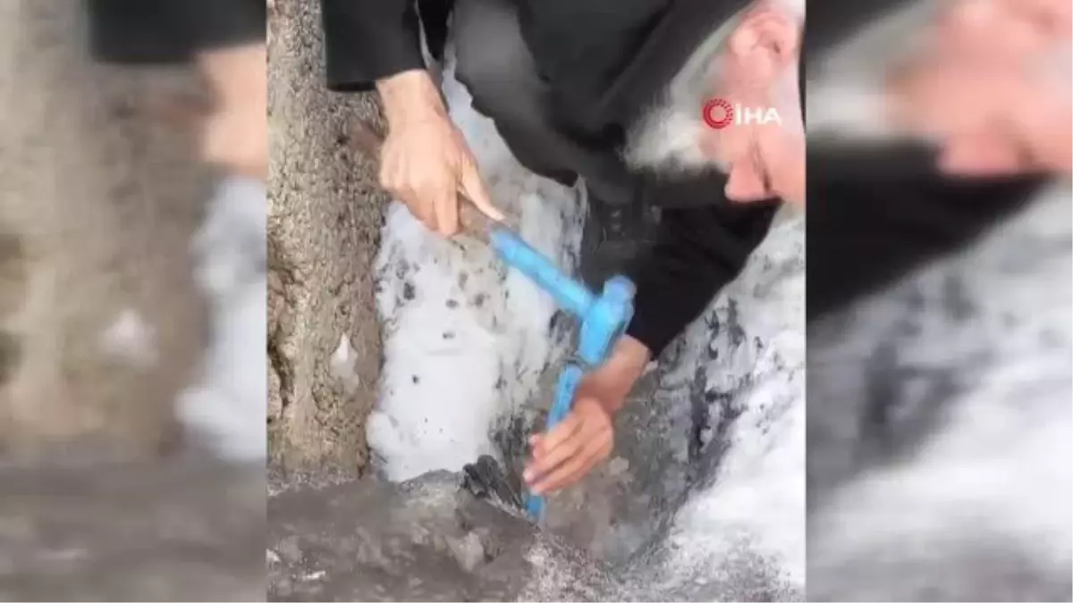 Buzlanan boruda mahsur kalan kediyi böyle kurtardı