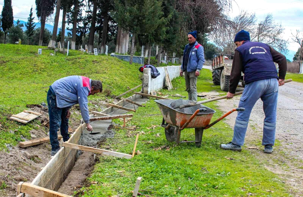 Çoruk Mezarlığının yıkılan duvarı onarıldı
