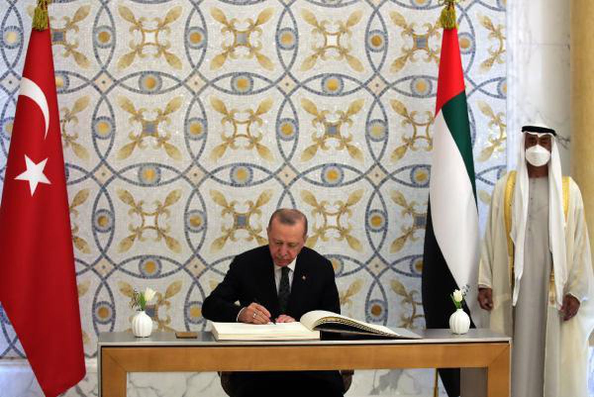 Cumhurbaşkanı Erdoğan, Abu Dabi\'de şeref defterini imzaladı