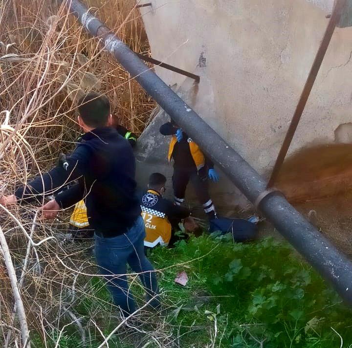 Demirlere çarpıp su kanalına düşen motosikletin sürücüsü yaralandı