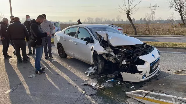 Son dakika haber... Otomobilin çöp kamyonuna çarptığı kazada 2 kişi yaralandı