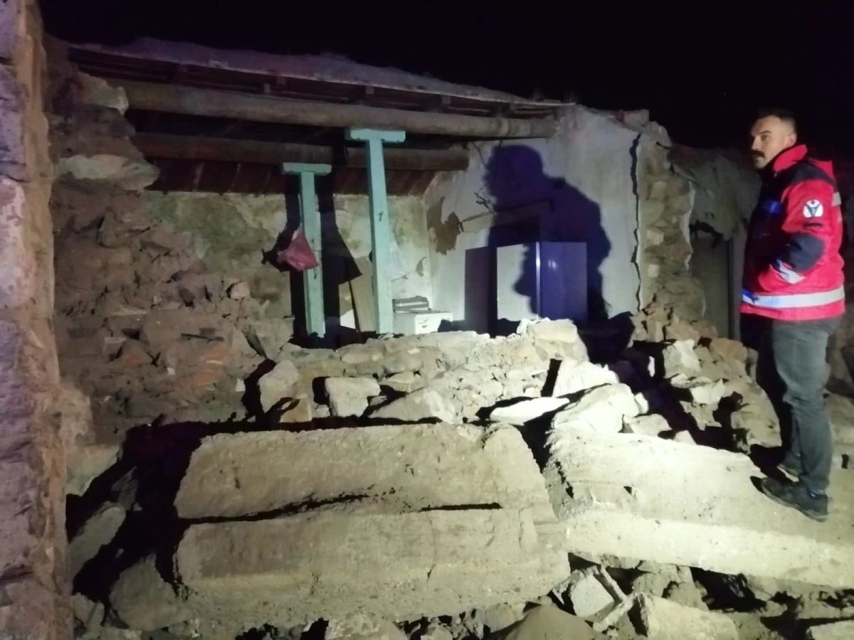 Ermenistan\'daki 5,3 büyüklüğündeki deprem sonrası Kars\'ta hasar tespit çalışmaları sürüyor