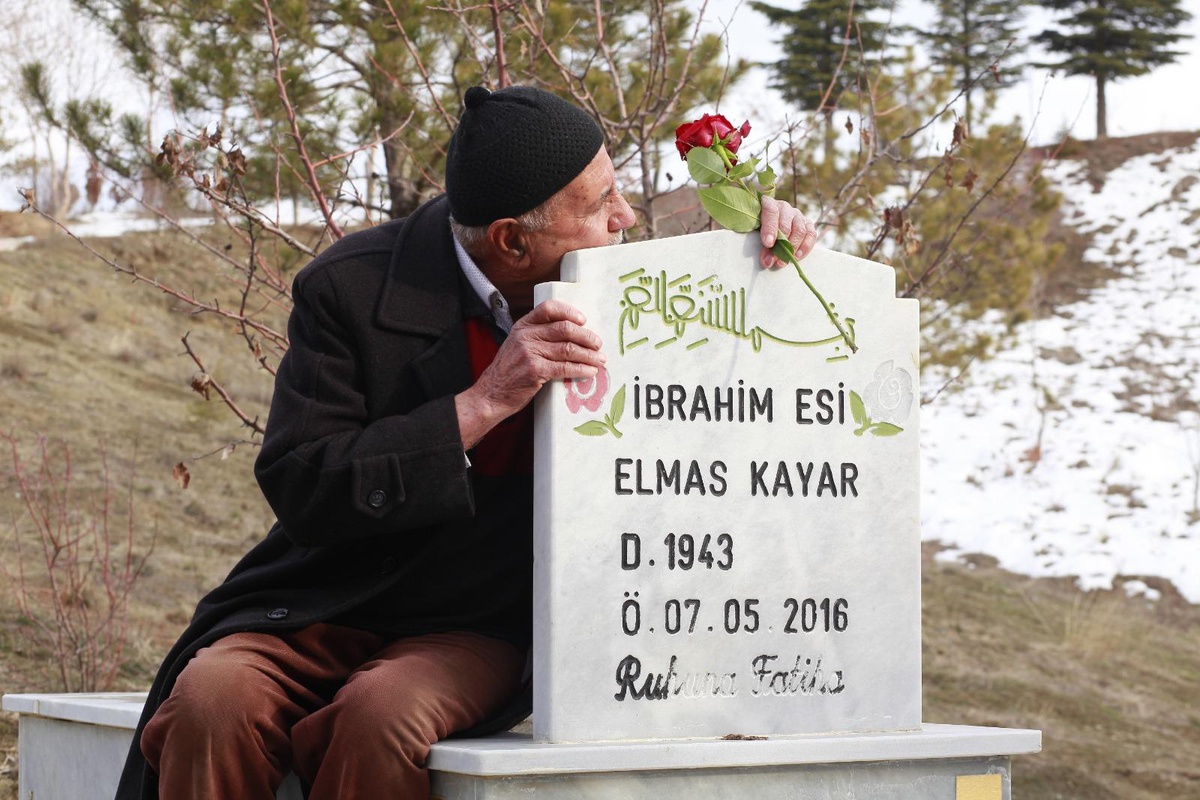 Özlemi hiç eksilmedi! 6 yıldır her 14 Şubat\'ta 1 kırmızı gülle eşinin mezarında