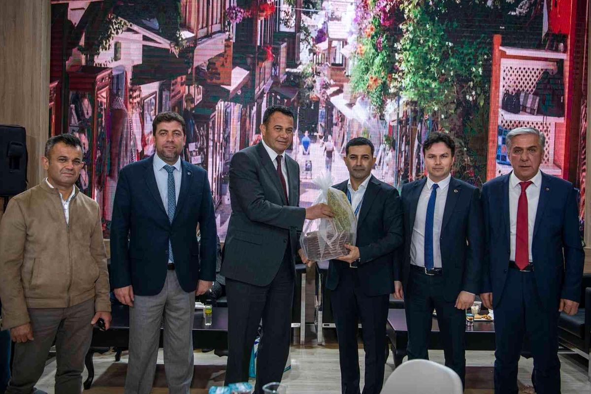 Fuarda Kuşadası Standına 'En başarılı ekip' ödülü