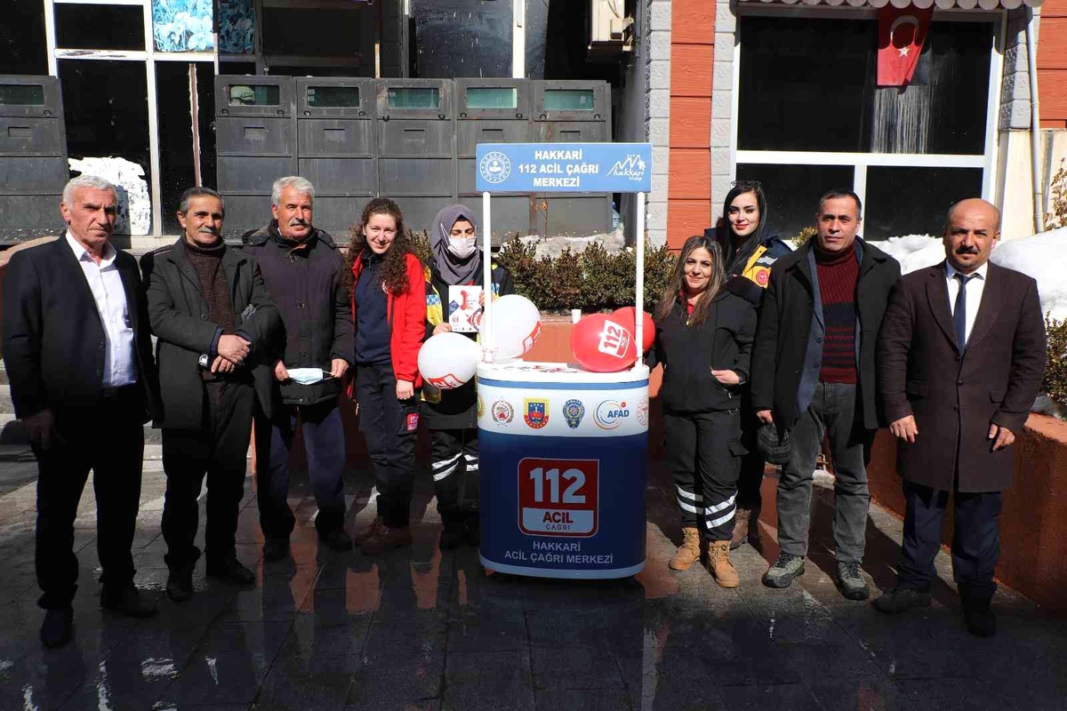Hakkari\'de muhtarlar 112 Çağrı Merkezi standını ziyaret etti