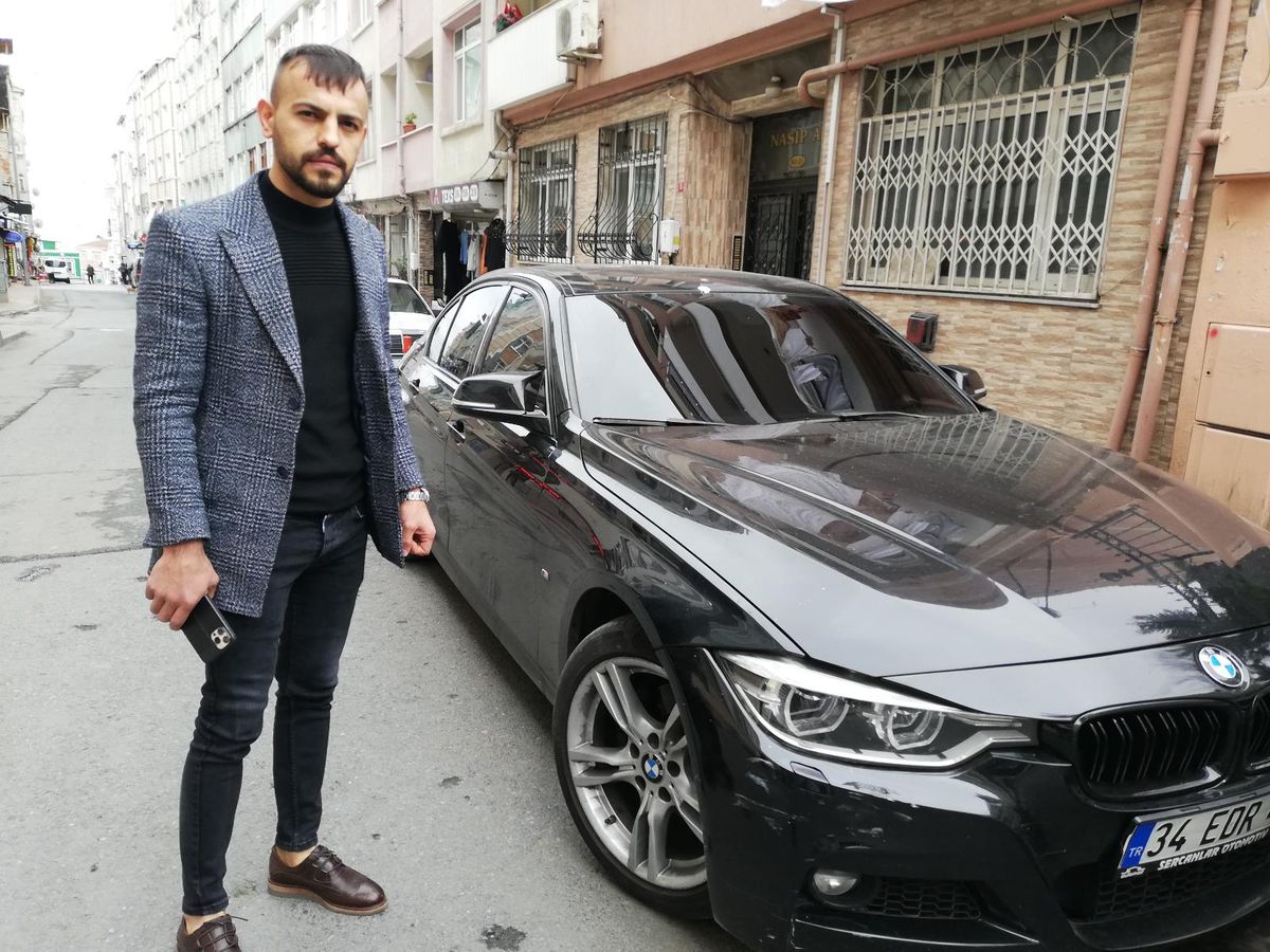 Zeytinburnu'nda hayalet gösterge hırsızlığı... Dirseğiyle lüks otomobilin camını kırıp, hayalet göstergesini çaldılar