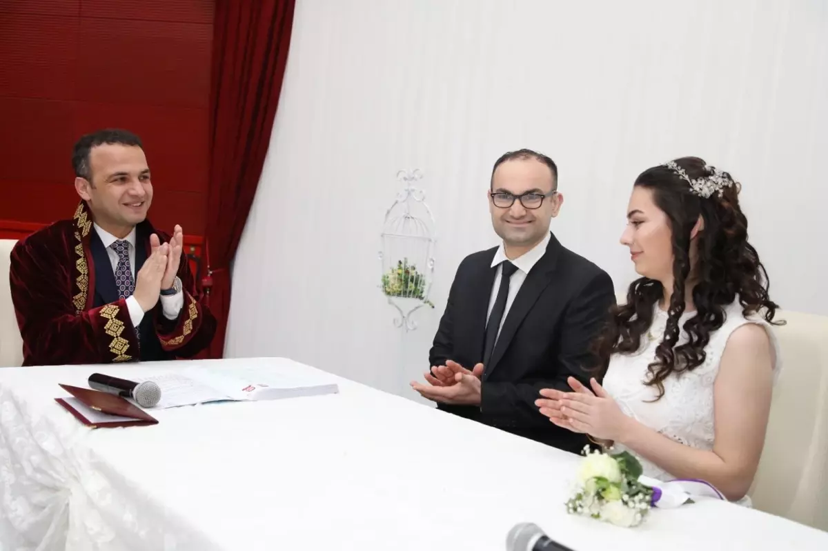 Sevgileri sessiz dünyalarının 'dili' oldu... Engelleri 'Sevgililer Günü'nde kıydıkları nikahla aştılar