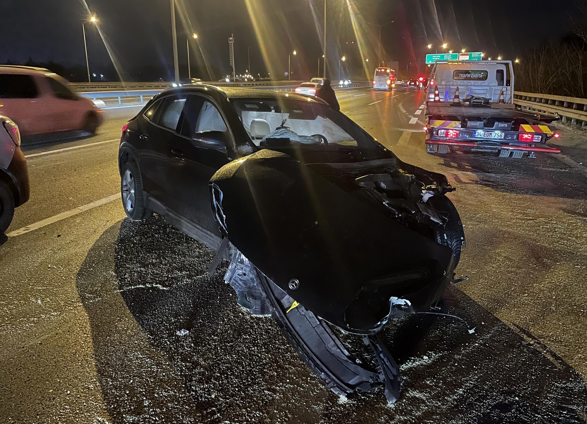 Son dakika haberleri... İstanbul\'daki zincirleme trafik kazasında 2 kişi yaralandı