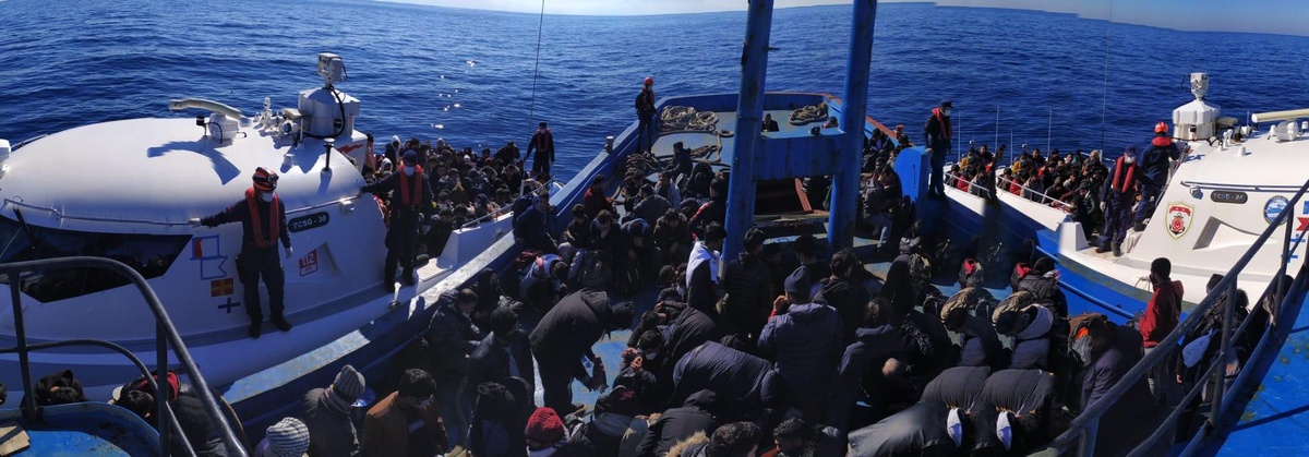 İzmir açıklarında 588 düzensiz göçmen karaya çıkarıldı