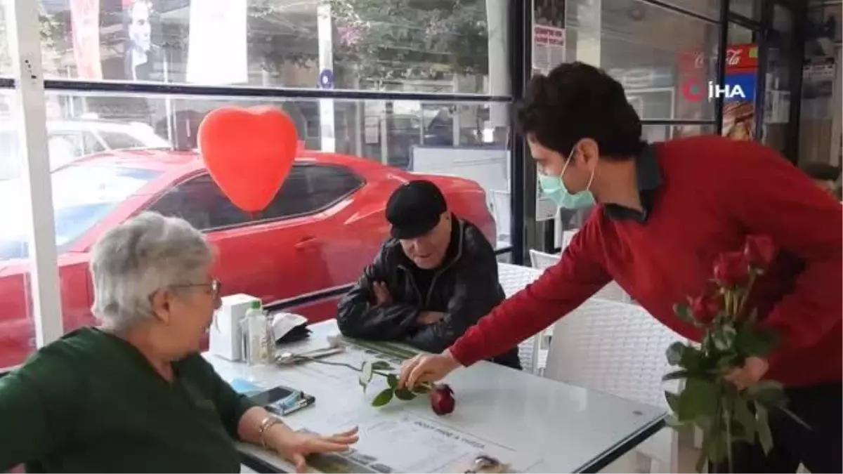 (İZMİR)Çeşme'nin, sevgileri eskimeyen yaşlı çiftleri Sevgililer Günü'nde ağırlandı