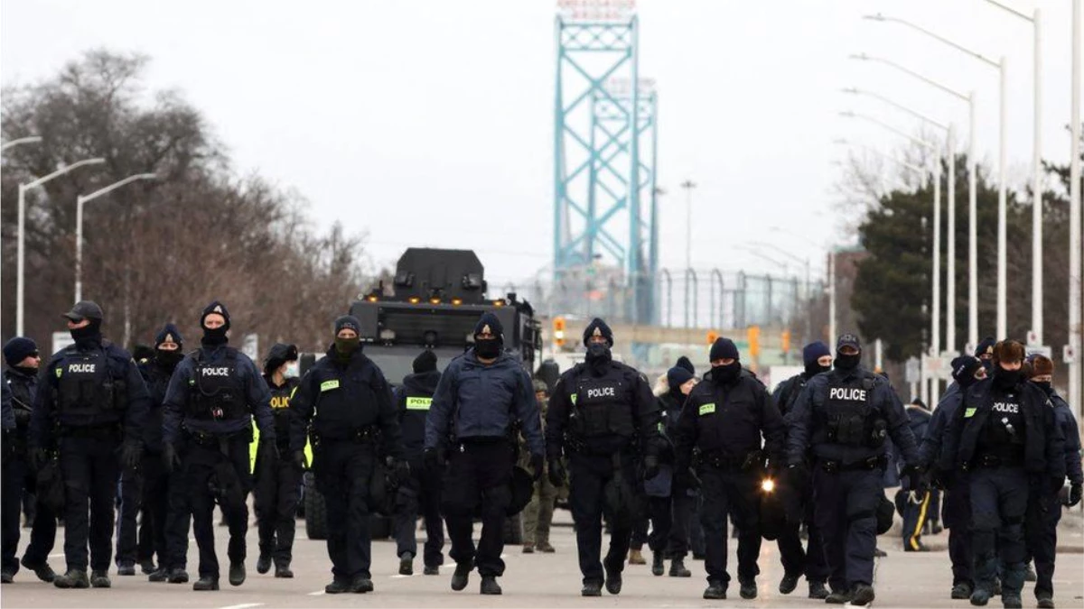 Kanada\'da polis, bir haftanın ardından sınır köprüsündeki protestocuları dağıttı