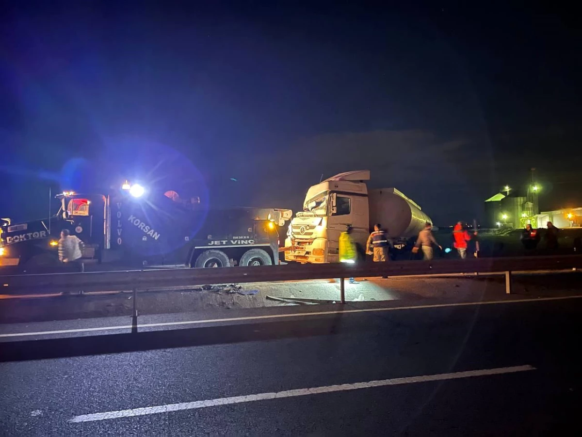 Kaza yapan yakıt yüklü tanker ekipleri alarma geçirdi