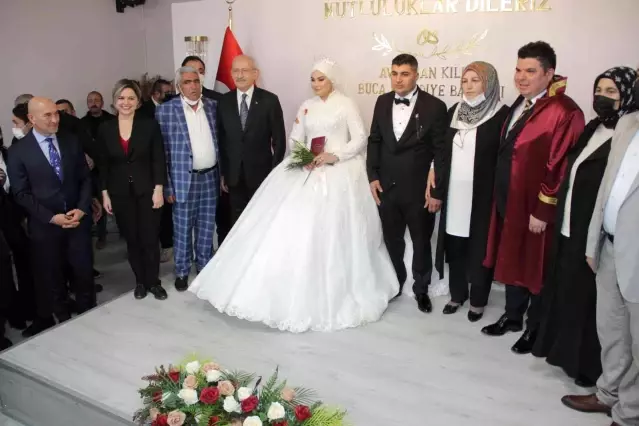 Kılıçdaroğlu nikah şahidi olduğu geline bilezik taktı, kendi evliliğinden örnek verdi!
