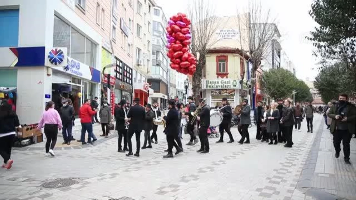 KIRKLARELİ - Kesimoğlu, vatandaşlara Sevgililer Günü nedeniyle gül ve karanfil armağan etti