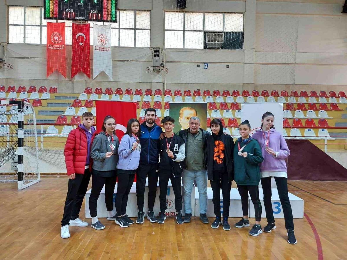 Manisa BBSK\'nın karatecileri 5 madalyayla döndü