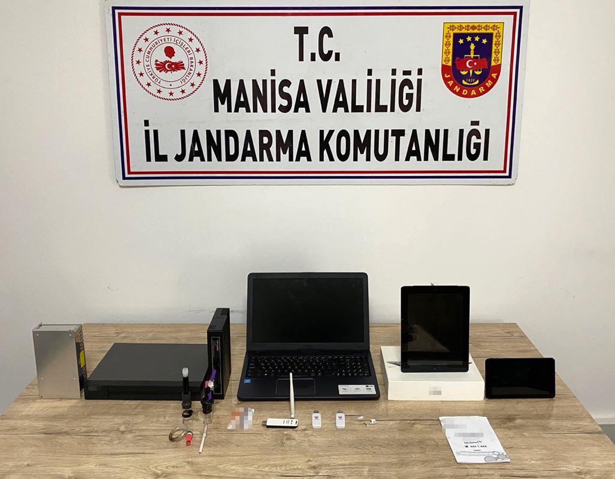 Manisa\'da okuldan hırsızlık yapan 4 şüpheli yakalandı