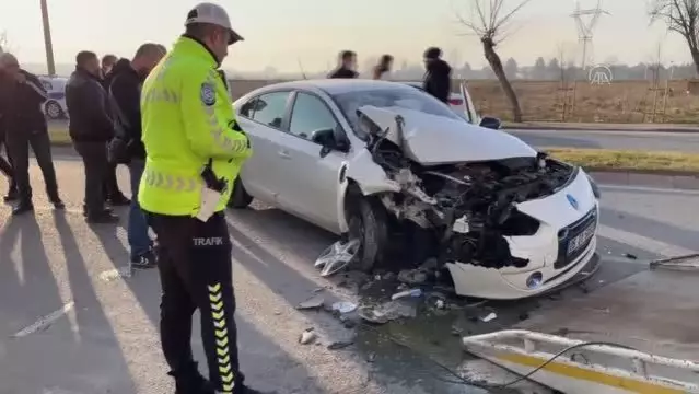 Son dakika haber... Otomobilin çöp kamyonuna çarptığı kazada 2 kişi yaralandı