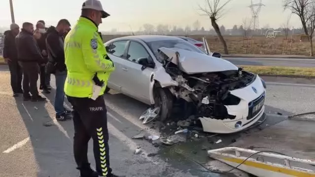 Son dakika haber... Otomobilin çöp kamyonuna çarptığı kazada 2 kişi yaralandı