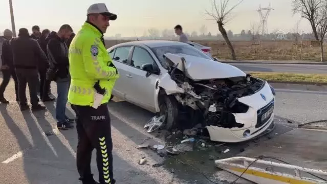 Son dakika haber... Otomobilin çöp kamyonuna çarptığı kazada 2 kişi yaralandı